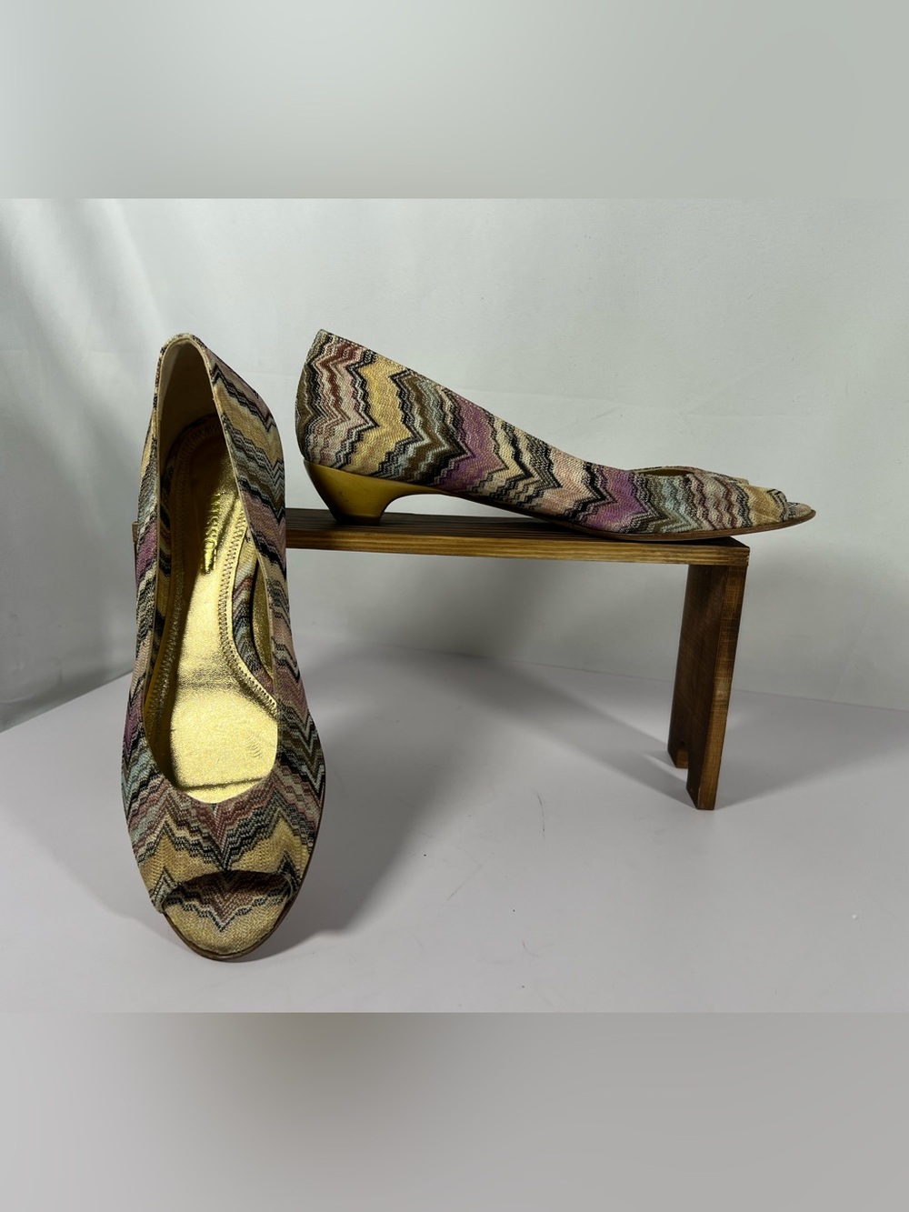 7243: Missoni Zigzag Knit Peep Toe Kitten Heel Pumps IT 39.5